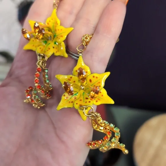 Rare LATR Tiger Lilly Sculpted Vintage Earrings - Picture 3 of 10